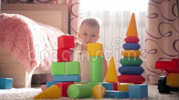 童年孩子和人的概念可爱的男孩在家玩玩具视频的预览图