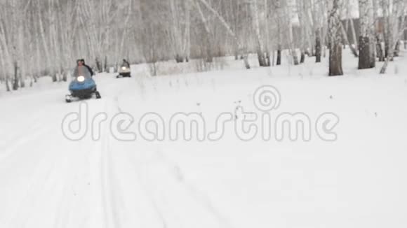 雪地摩托穿过树林来到西伯利亚视频的预览图