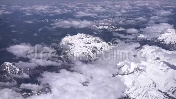 雪山格雷山和埃文斯山的鸟瞰图视频的预览图