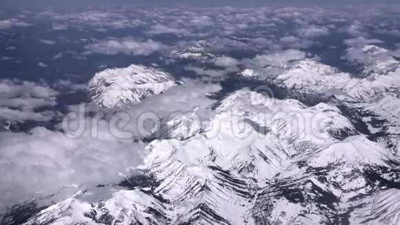 雪山格雷山和埃文斯山的鸟瞰图视频的预览图