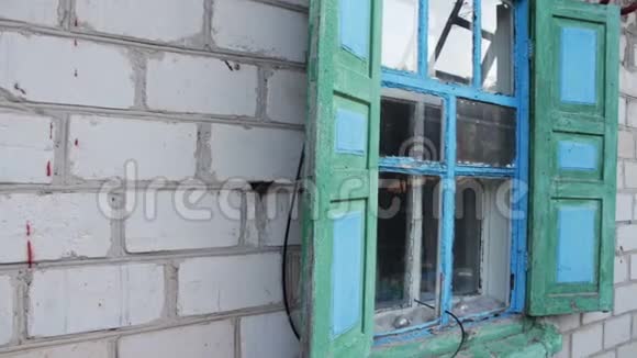 旧古董老式窗户漆成绿色蓝色百叶窗视频的预览图