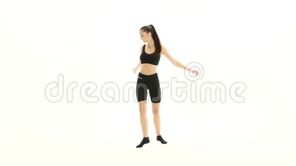 女孩为衣服做广告竖起大拇指白色背景视频的预览图
