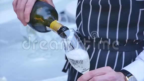 酒保把香槟倒进玻璃杯特写镜头视频的预览图