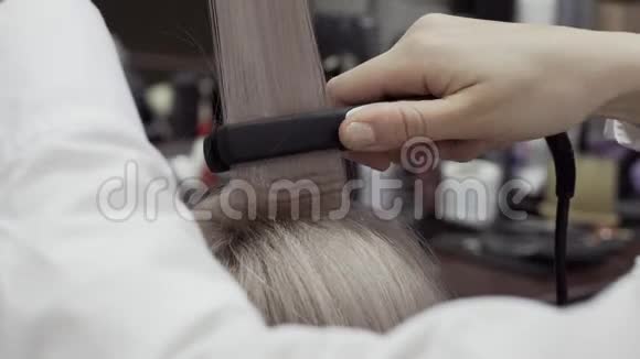 女式理发师的双手为头发做造型视频的预览图