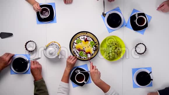人们一起吃甜点一起喝茶视频的预览图