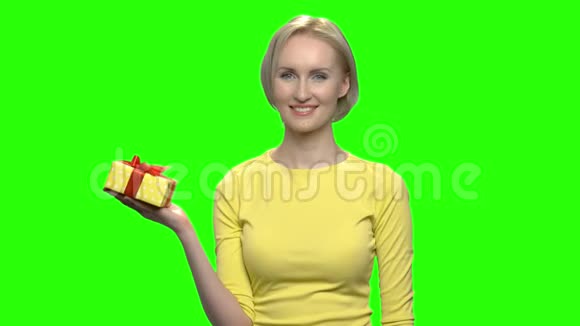 一个幸福的女孩的肖像手上拿着一个礼品盒视频的预览图