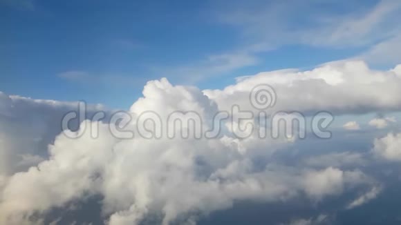 从飞机窗口拍摄的云景录像视频的预览图