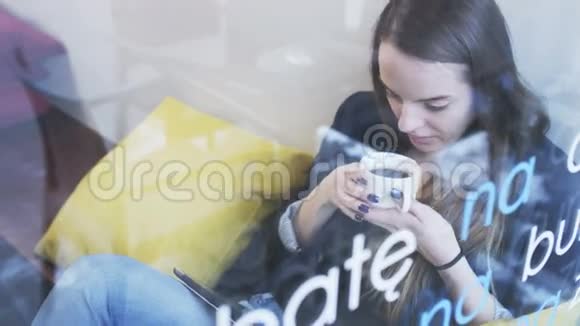 年轻女商人喝咖啡和使用平板电脑视频的预览图