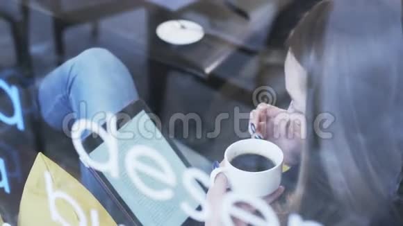 女商人拿着咖啡杯和微笑视频的预览图