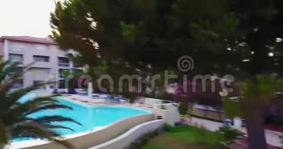 游泳池前的旋转景观视频的预览图