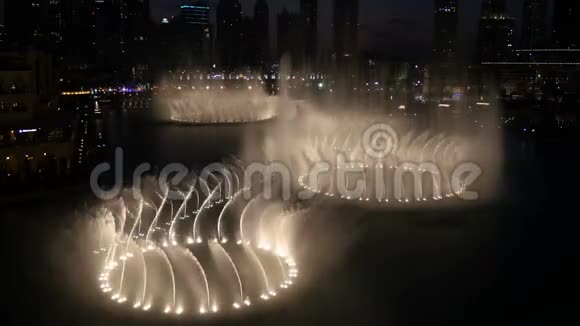 跳舞喷泉在迪拜表演视频的预览图