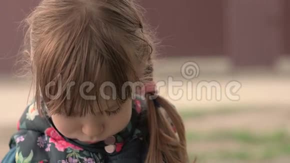一个微笑的小女孩视频的预览图
