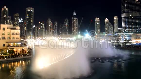 跳舞喷泉在迪拜表演视频的预览图