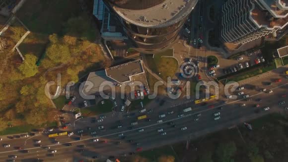 重型交通道路现代商业中心直升机停机坪4K超高清空中镜头视频的预览图