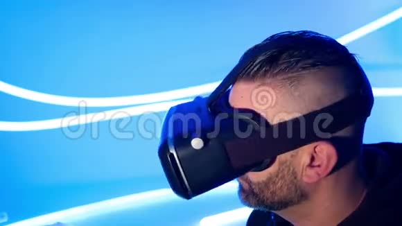 虚拟现实护目镜蓝色背景视频的预览图