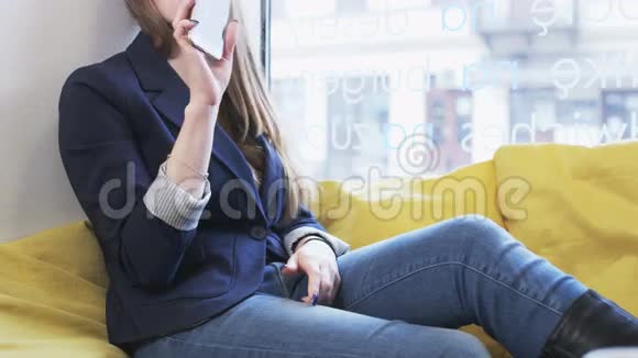 年轻女商人通过手机聊天视频的预览图