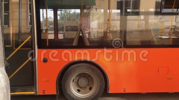 橙色城市巴士沿着街道城市交通理念生活方式视频的预览图