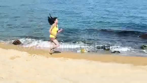 在海滩上跑步视频的预览图