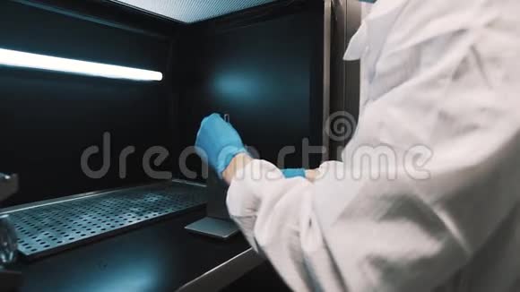 光学师在实验室用金属照明箱管理镜片视频的预览图