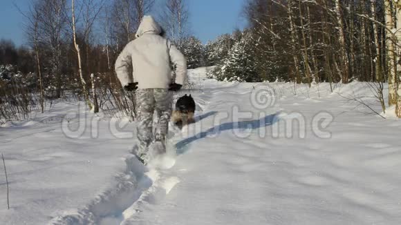 人和狗在雪地里视频的预览图