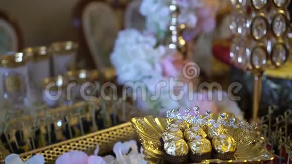 桌子上摆着鲜花装饰的巧克力糖果视频的预览图