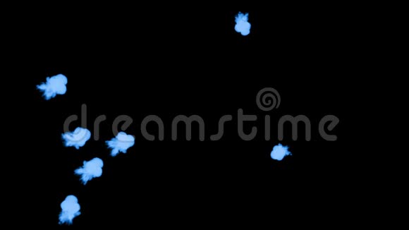 荧光蓝墨水或烟雾形成恒星在黑色上缓慢地分离蓝色染料混合在水中使用墨水视频的预览图
