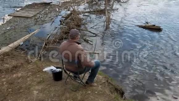 成熟的人在河上钓鱼视频的预览图