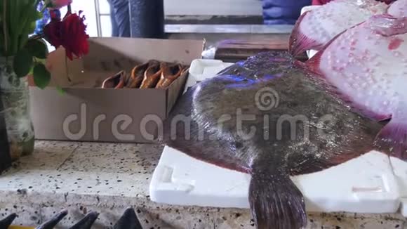 鱼店柜台冰鲜海鱼锦巴拉视频的预览图