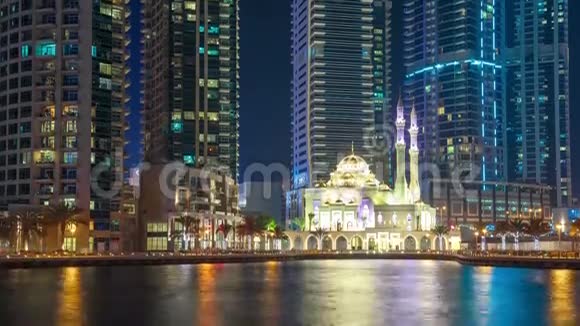 迪拜阿联酋2017年5月迪拜码头海港摩天大楼间的白色清真寺视频的预览图