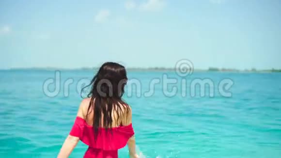快乐的美女在热带海滨玩得开心年轻女孩享受热带度假的异国风情岛视频的预览图