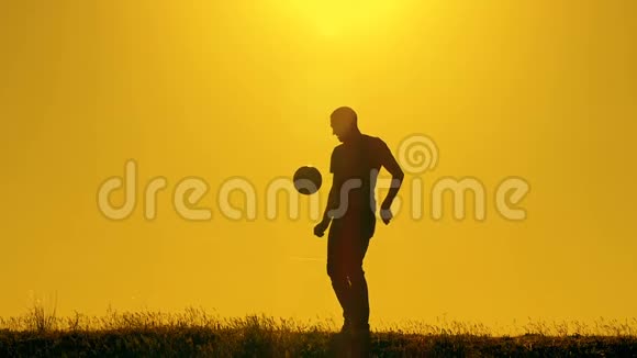 足球运动员在日落时分用球练习视频的预览图
