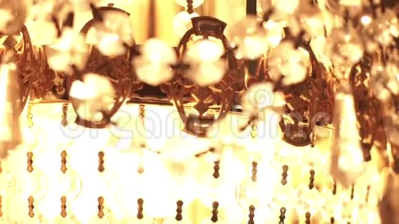 发光的水晶吊灯把水晶球放在吊灯上视频的预览图