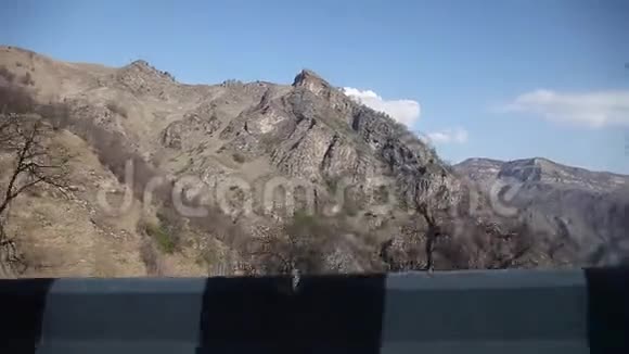 从车窗出来的高加索山脉视频的预览图