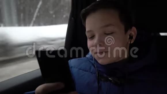 城市出租车中使用智能手机的小男孩视频的预览图