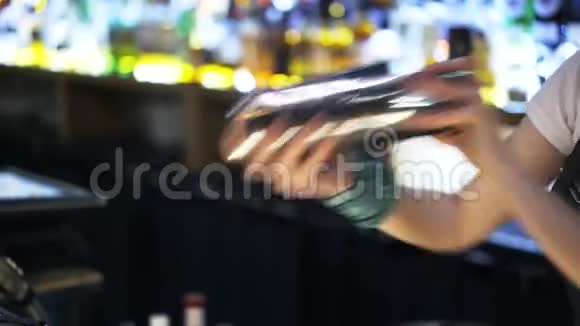 靠近一个年轻的女人用摇床站在酒吧视频的预览图