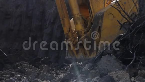 挖掘机桶正在清理地面视频的预览图