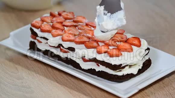 准备草莓巧克力蛋糕视频的预览图