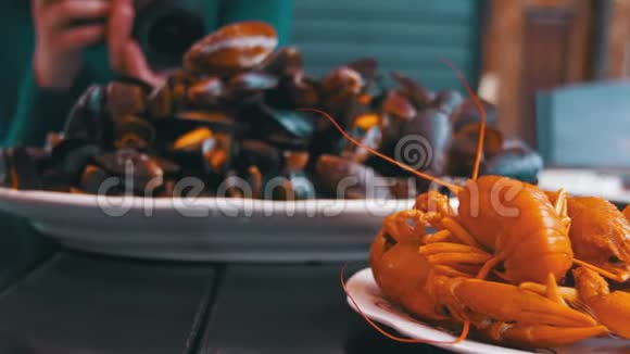 佐治亚州鱼餐厅的木桌上烤红小龙虾和布鲁塞尔视频的预览图