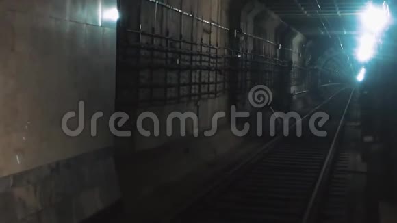 地下隧道为地铁通往深处他站在正在建设的地铁上暗光轨道视频的预览图