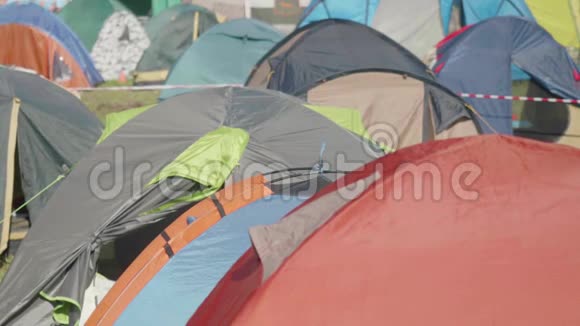 节日期间在穆纳廷斯的帐篷营地视频的预览图