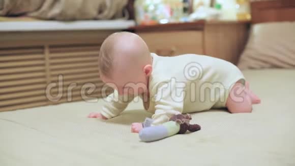 一个小婴儿躺在大床上妈妈和一个婴儿玩耍视频的预览图