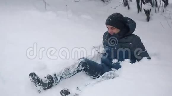 在寒假期间快乐的一对夫妇在雪地森林里玩耍和玩耍视频的预览图