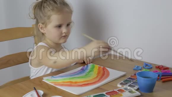 年轻可爱的女孩画彩虹视频的预览图