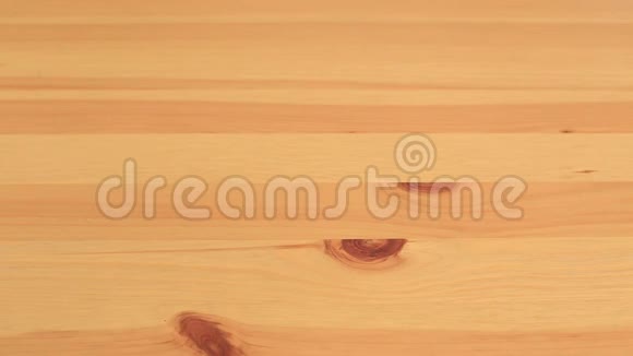 木头上的白色盘子上的煮熟的培根条视频的预览图