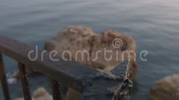 靠近海边的危岩石视频的预览图