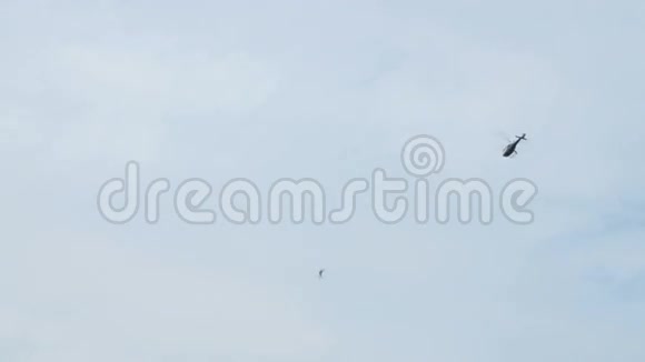 直升机在蓝天上飞行视频的预览图