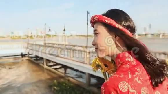 穿着民族服装的亚洲女孩和穿着越南傣族服装沿着岘港市的堤岸散步视频的预览图
