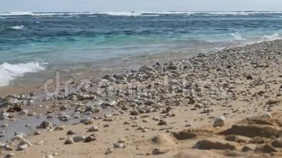 海浪在沙滩上拍打着一些石头背景里夫波视频的预览图