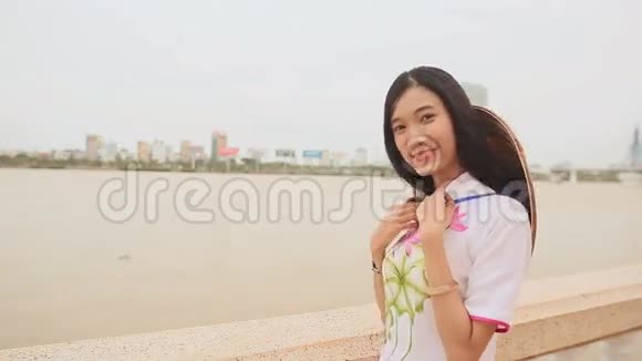 越南女孩穿着民族服装和服装在岘港市的海滨摆姿势在后面视频的预览图