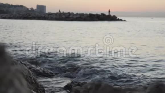 夕阳下海浪拍打着岩石120fps视频的预览图